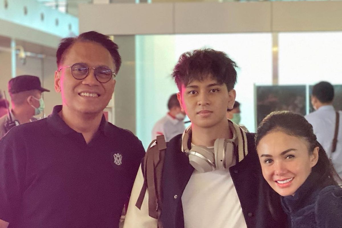 Yuni Shara lepas putra sulungnya, Cavin, kuliah di luar negeri.