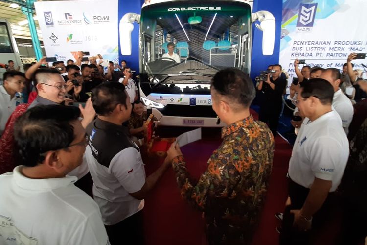 PT Mobil Anak Bangsa (MAB) resmi melakukan serah terima perdana bus listriknya kepada PT Paiton Energy.