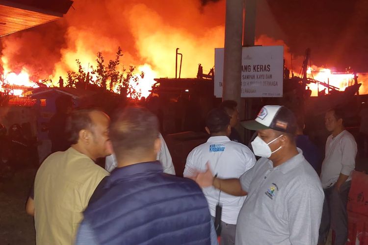 Wali Kota Tegal Dedy Yon (kiri) meninjau lokasi kapal terbakar hebat di Pelabuhan Jongor Tegalsari, Kecamatan Tegal Barat, Kota Tegal, Jawa Tengah, Senin (14/8/2023) malam. 