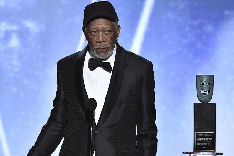 Aktor senior Hollywood, Morgan Freeman muncul dengan tampilan berbeda di ajang Screen Actors Guild Awards 2018, di Los Angeles, Amerika Serikat, Minggu (21/1/2018) waktu setempat.  
