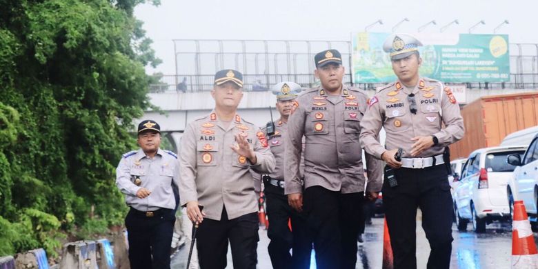 Kapolres Karawang AKBP Aldi Subartono dan jajaran saat mengecek tol Jakarta-Cikampek, Jumat (16/12/2022).