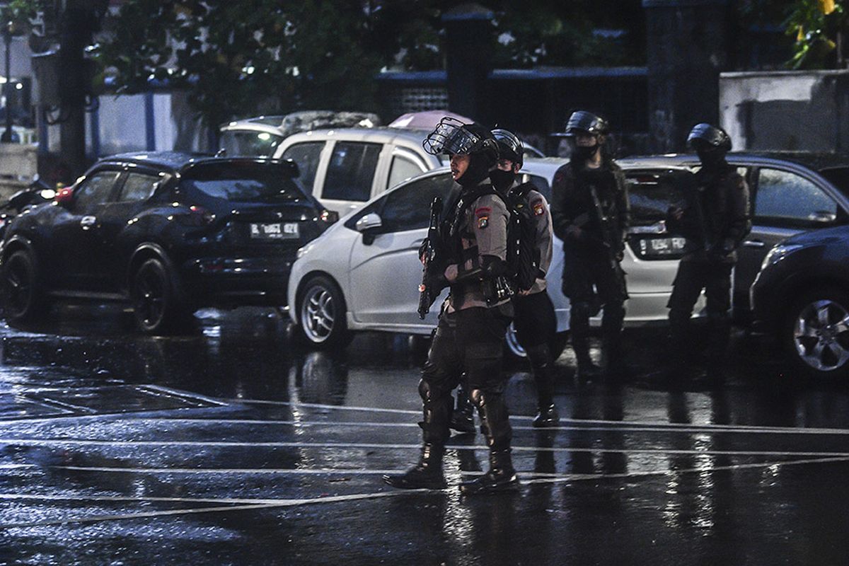 Personel kepolisian dengan rompi anti peluru dan senjata laras panjang berjaga di Mabes Polri, Jakarta, Rabu (31/3/2021). Mabes Polri memperketat penjagaan pascaserangan dari terduga teroris yang tewas di tempat usai baku tembak. ANTARA FOTO/Muhammad Adimaja/wsj.