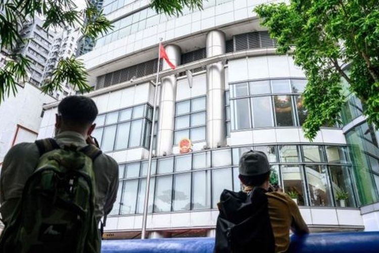 Bendera China berkibar di depan kantor keamanan baru di Causeway Bay, Hong Kong. Kantor Keamanan Nasional ini resmi dibuka pada Rabu (8/7/2020).