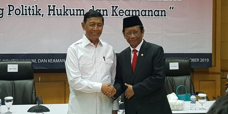 Mantan Menkopolhukam Wiranto dan Menkopolhukam Mahfud MD berpose bersama usai serah terima jabatan di Kantor Kemenkopolhukam, Rabu (23/10/2019).