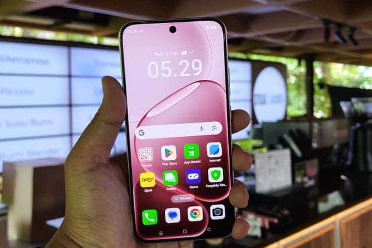 Layar Oppo A6 Pro 5G dalam acara peluncuran Oppo A6 Pro di Inner Circle SCBD, Jakarta Selatan, Selasa (7/10/2025).