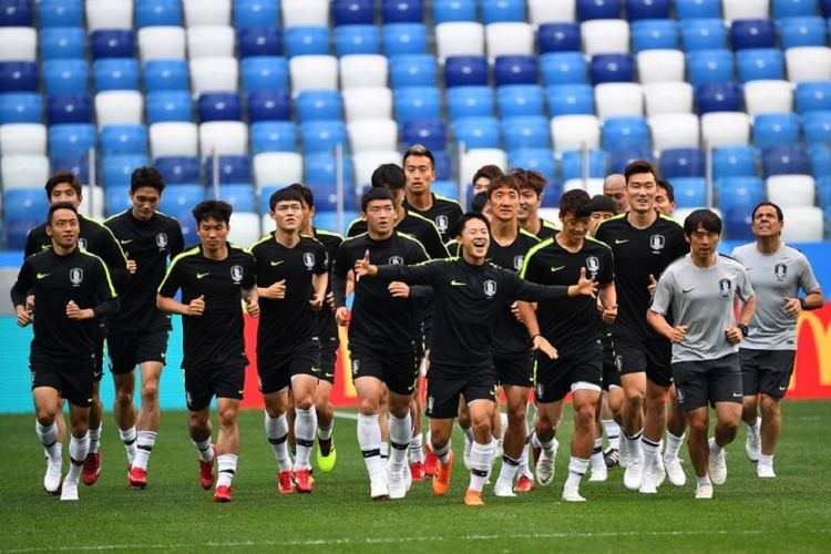 Para pemain Korea Selatan menjalani sesi latihan di Stadion Nizhny Novgorod pada 17 Juni 2018 jelang laga versus Swedia. 