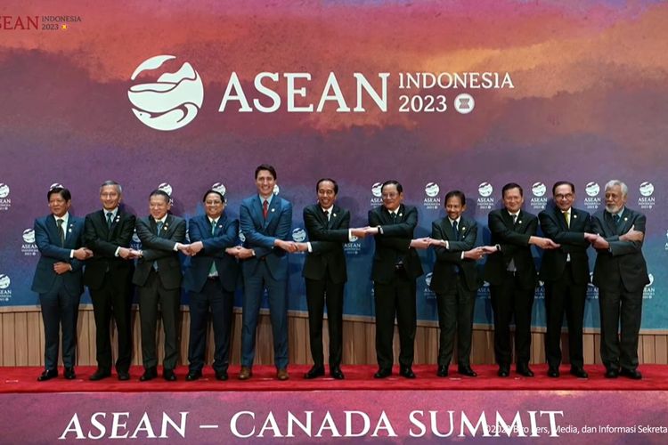 Presiden Joko Widodo, Perdana Menteri Justin Trudeau, dan para pemimpin negara ASEAN berjabat tangan sebelum Konferensi Tingkat Tinggi (KTT) ASEAN-Kanada di Jakarta Convention Center (JCC), Rabu (6/9/2023).