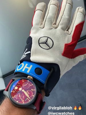 Lewis Hamilton memamerkan arloji langka saat beristirahat di Tuscany.