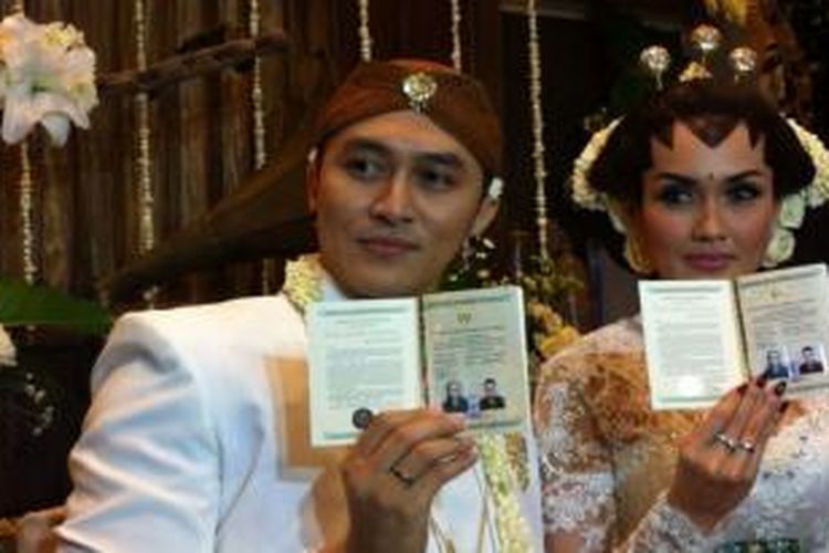 Demian Aditya berfoto berdua Sara Wijayanto setelah menjalani akad nikah di Grand Ballroom Hotel Grand Mahakam, Kebayoran Baru, Jakarta Selatan, Kamis (22/5/2014) sore.