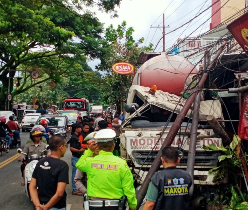 Sambil Gemetar, Siti Ceritakan Detik-detik Warungnya Ditabrak Truk di Malang