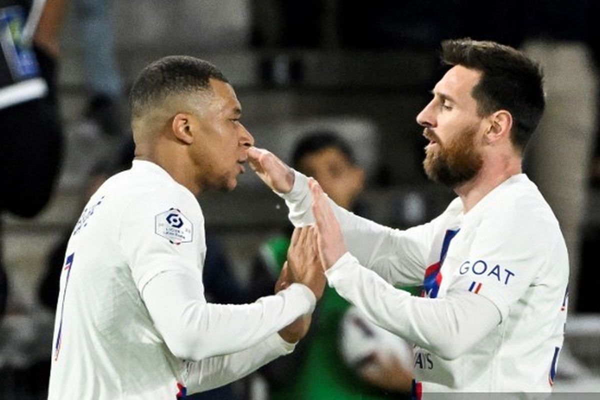 Penyerang Paris Saint-Germain, Kylian Mbappe (kiri), melakukan selebrasi bersama Lionel Messi usai mencetak gol kedua melawan Angers dalam pertandingan Ligue 1 di Stadion Raymond-Kopa, Angers, Sabtu (22/4/2023) dini hari WIB. Terkini, Mbappe sebut dirinya pantas meraih Ballon d'Or di tengah pencapaian hebat Messi dan Haaland.