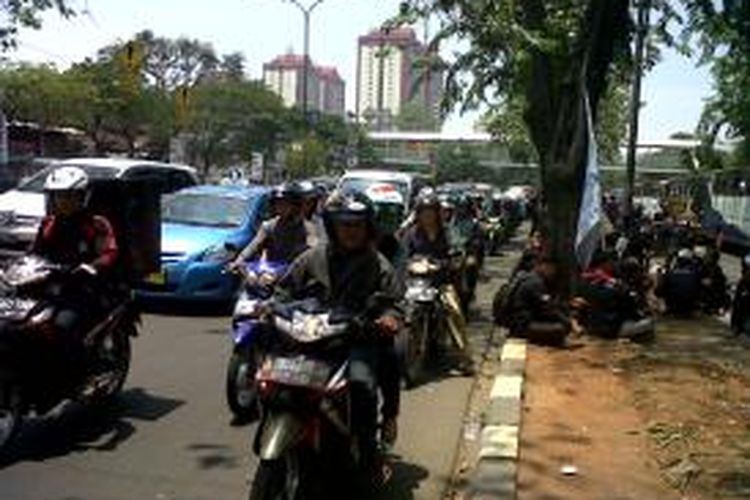 Demo buruh di Kalbe Farma

Ratusan buruh yang tergabung dalam Federasi Serikat Pekerja Metal Indonesia (FSPMI) melakukan unjuk rasa di depan kantor Kalbe Farma ,Jakarta, Kamis (19/09/2013).