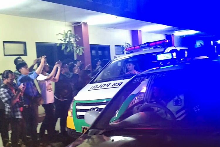 Iring-iringan ambulance yang mengangkut jenazah korban kerusuhan di Mako Brimob, Depok, Rabu (9/5/2018).