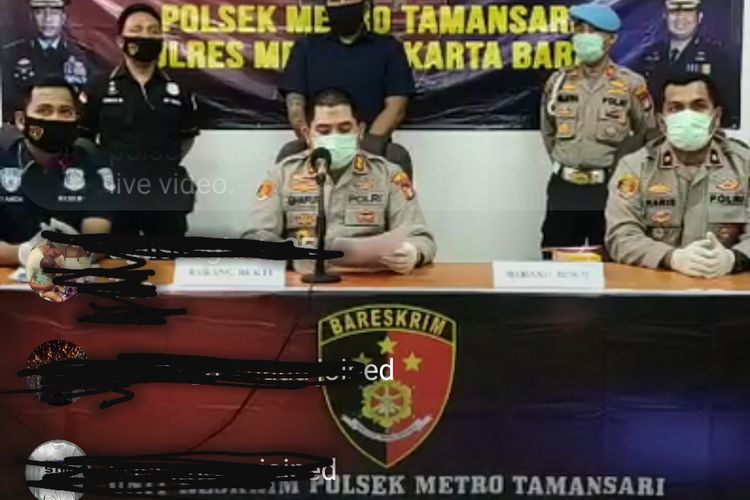 Rilis kasus penipuan HP di Polsek Metro Tamansari, Jakarta Barat, Jumat (17/4/2020)