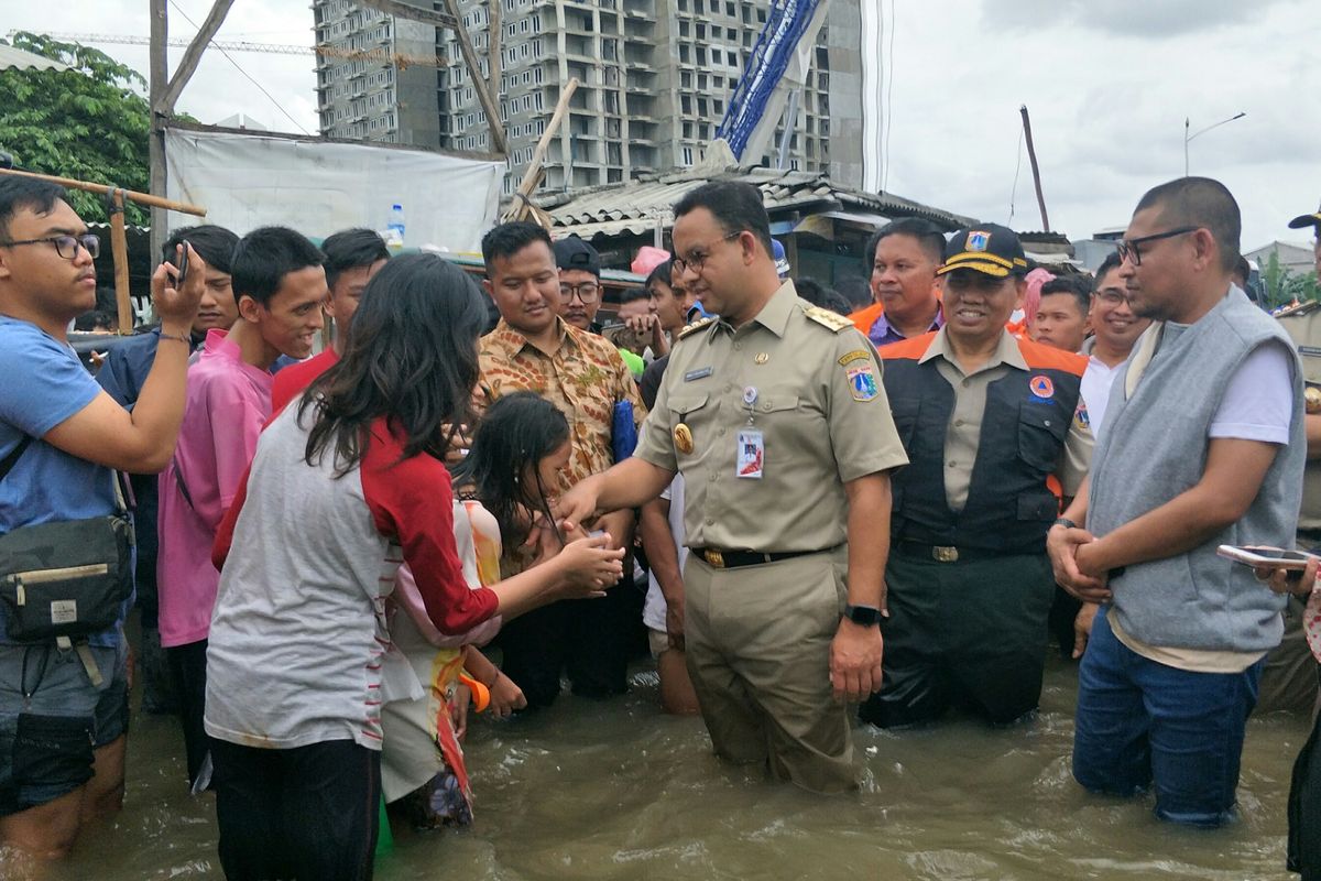 Gubernur DKI Jakarta Anies Baswedan meninjau banjir di Kelurahan Semanan dan Duri Kosambi, Jakarta Barat, Kamis (2/1/2020).
