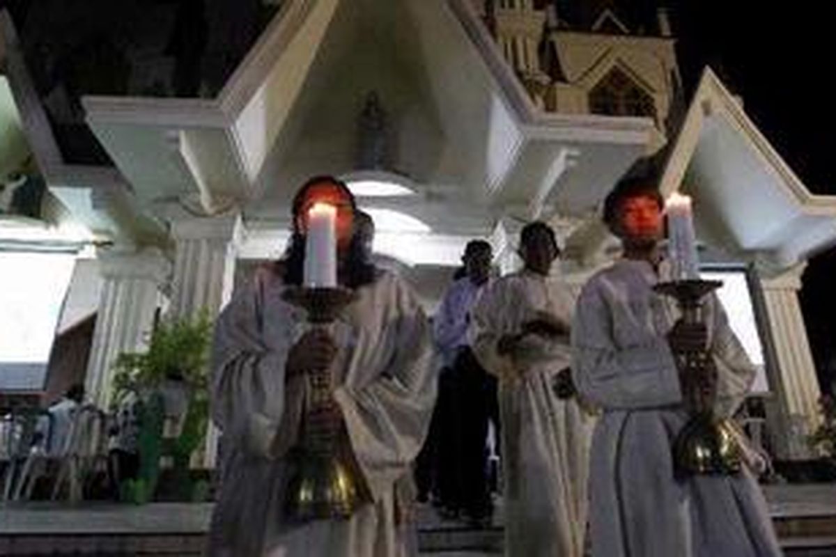 Para petugas liturgi membawa lilin sambil membunyikan mataraka (alat bunyian dari kayu) sebagai tanda Yesus Kristus ditangkap dalam Misa Perjamuan Tuhan di Gereja Kathedral, Larantuka, Flores Timur, NTT, Kamis (21/4/2011) malam. Prosesi tersebut menjadi bagian dari perayaan Pekan Suci atau Semana Santa bagi umat Katholik di Larantuka. 