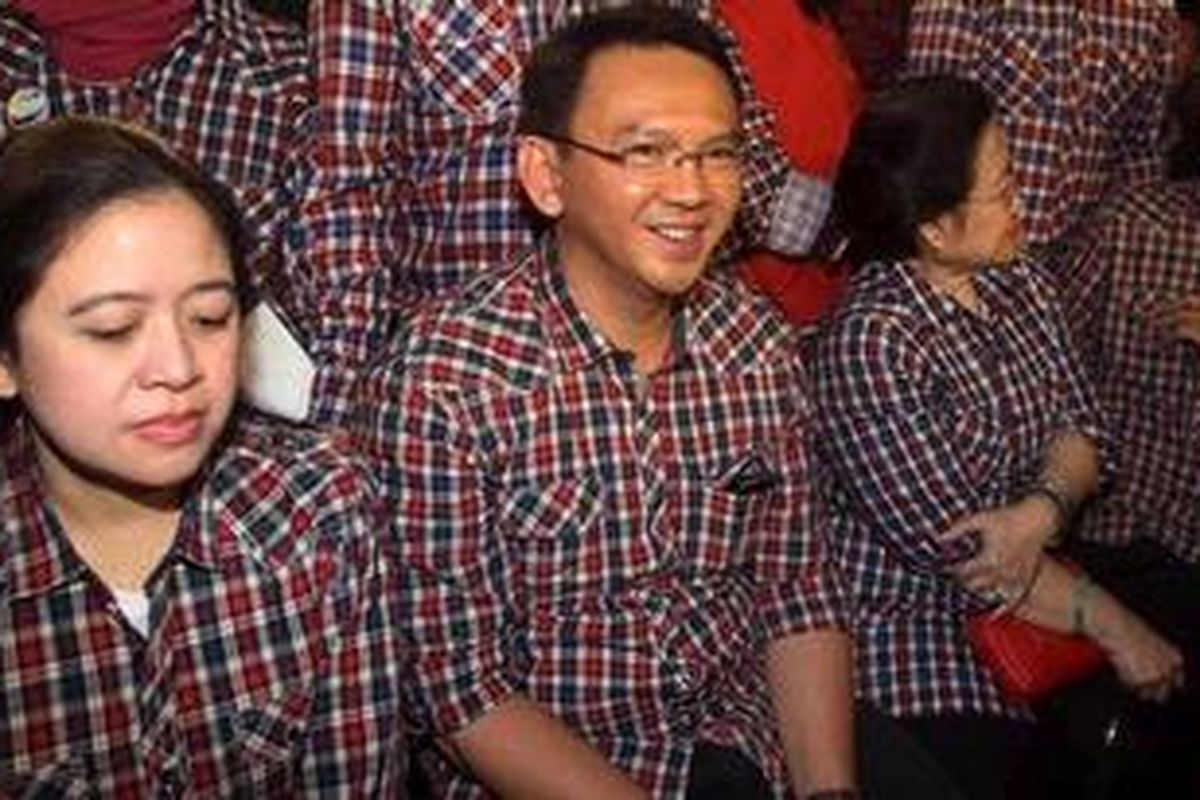 Halal Bihalal - Selain ribuan pendukung calon Gubernur DKI Jakarta, Ketua Umum PDI Perjuangan Megawati Soekarnoputri juga hadir dalam acara silaturahmi dan halal bihalal Komunitas Pendukung Relawan Joko Widodo dan Basuki Tjahaja Purnama di Tennis Indoor Senayan, Jakarta Pusat, Minggu (2/9/2012) siang. Hadir pula Puan Maharani, AM Fatwa dan tokoh lainnya, serta sejumlah mantan bintang film. Dua pasangan calon Gubernur DKI Jakarta, Jokowi dan Ahok akan bertarung di putaran dua Pilkada DKI Jakarta, 20 September mendatang.  