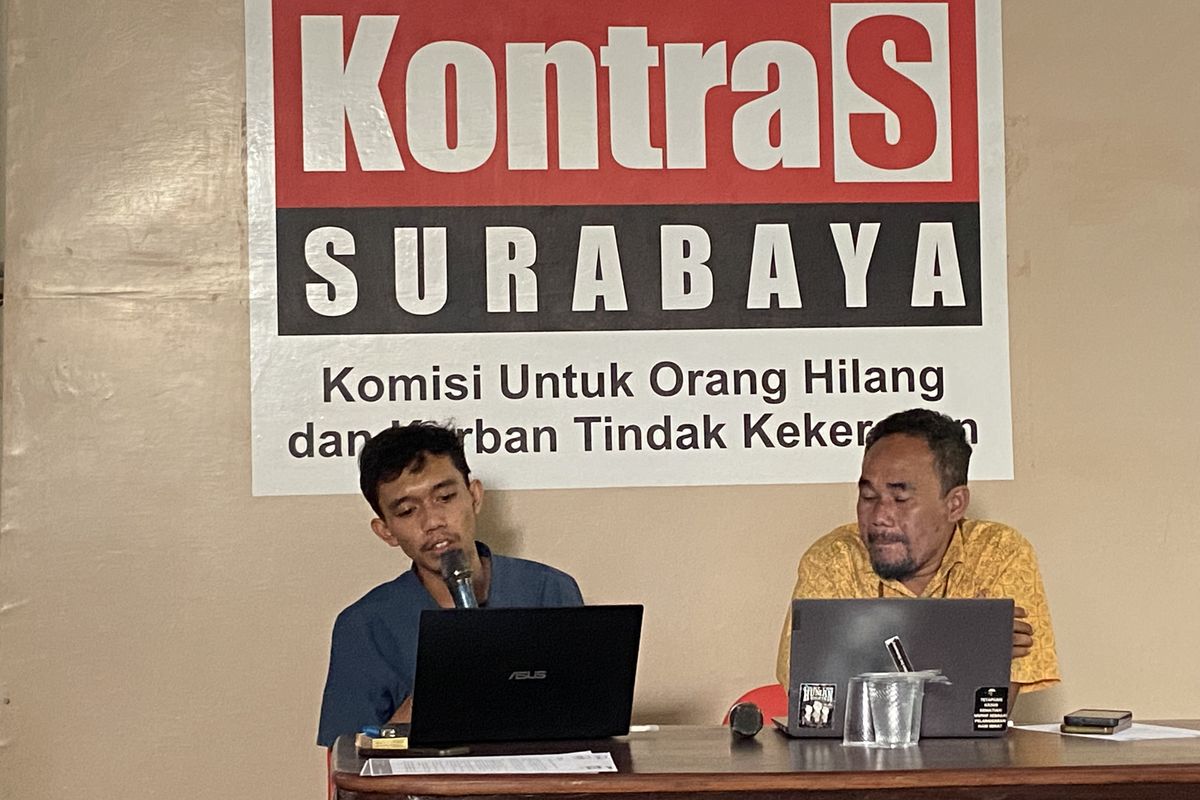 Kabiro Kampanye HAM KontraS Surabaya, Zaldi Maulana saat menceritakan pengalaman salah satu pelajar yang ditangkap saat aksi kerusuhan, Selasa (23/9/2025).