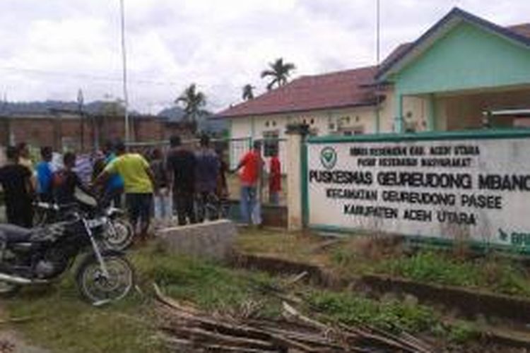 Warga Kecamatan Geureudong Pase, Aceh Utara, Minggu (27/9/2015) menutup Puskemas kecamatan itu di Desa Dayah Seupeung, kecamatan setempat.