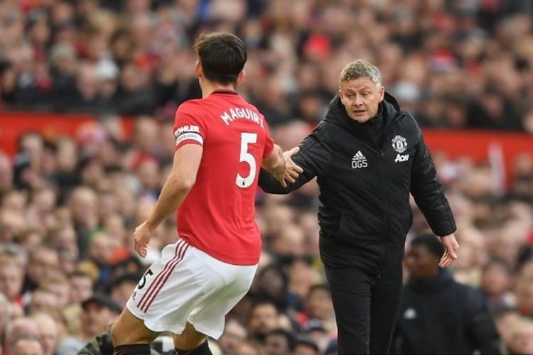 Harry Maguire berbicara dengan Ole Gunnar Solskjaer, selama pertandingan Liga Premier antara Manchester United dan Brighton & Hove Albion di Old Trafford