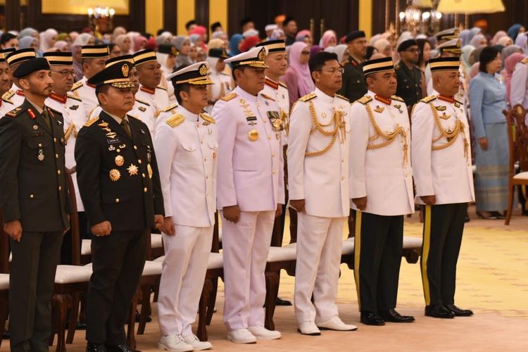 Panglima TNI Laksamana Yudo Margono dan Kepala Staf TNI Angkatan Darat (KSAD) Jenderal Dudung Abdurachman menerima tanda kehormatan Panglima Gagah Angkatan Tentera (PGAT) dari Kerajaan Malaysia, Selasa (17/10/2023).