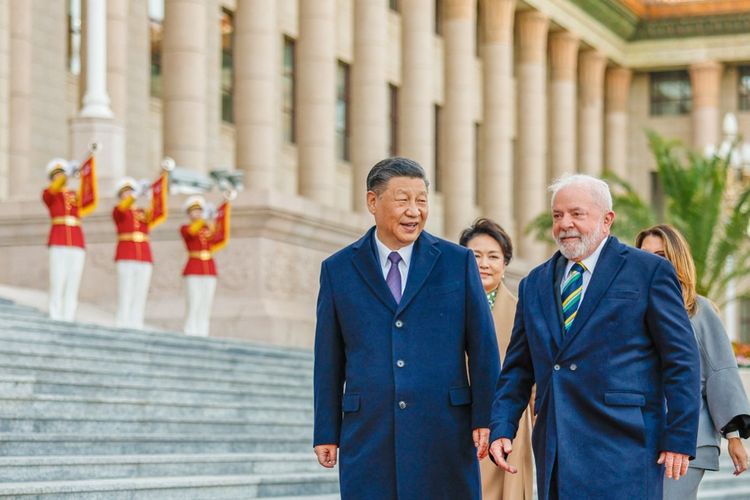 Foto yang dirilis oleh Kepresidenan Brasil ini memperlihatkan Presiden China Xi Jinping (kiri) dan Presiden Brasil Luiz Inacio Lula da Silva, didampingi istri mereka, menghadiri upacara penyambutan di Aula Besar Rakyat di Beijing pada 14 April 2023. 