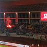 Persis Solo vs Persebaya Surabaya: Suporter Nyalakan Flare di Tribun Stadion Manahan 