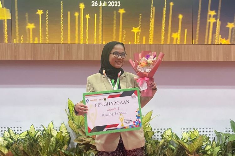 Schalke Anindya Putri menjadi mahasiswa berprestasi nasional 2023 jenjang sarjana pada Pilmapres 2023 yang digelar di Unhas Makassar.
