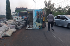 Kelebihan Muatan, Truk Bermuatan Sabut Kelapa Oleng lalu Tabrak Truk Fuso