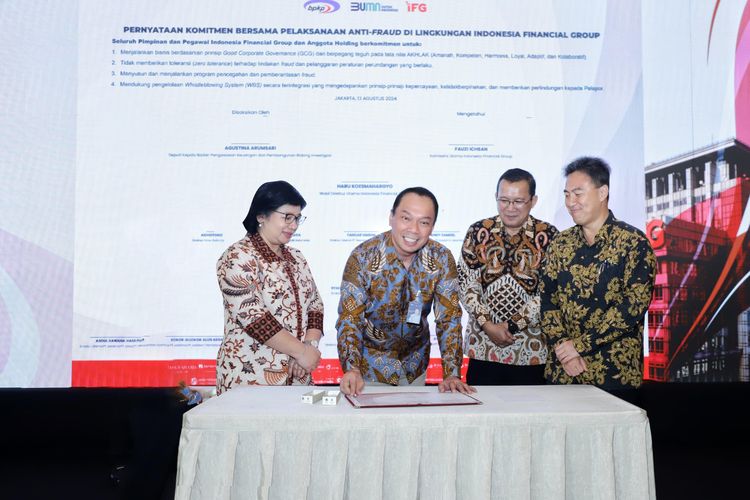 Jasa Raharja bersama holding IFG menandatangani Komitmen Anti-Fraud yang disaksikan oleh BPKP di Gedung Jiwasraya, Jakarta, Selasa (13/8/2024).