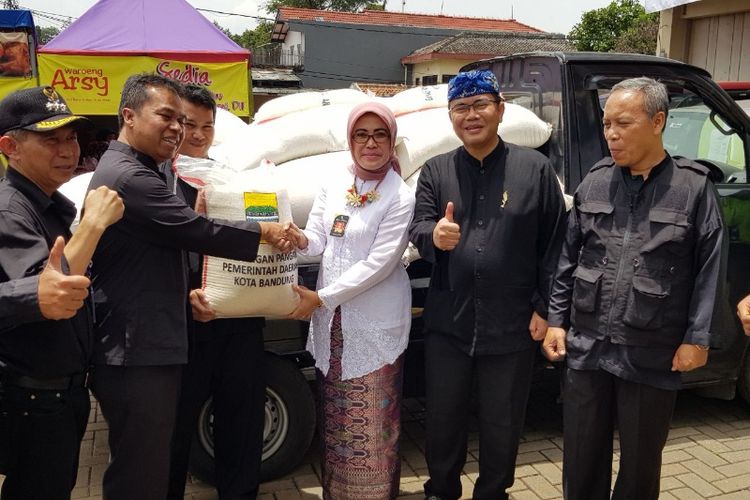 Kepala Distan KP Kota Bandung, Elly Wasliah saat memberikan bantuan beras untuk warga terdampak banjir bandang Cicaheum, Kamis (22/3/2018).