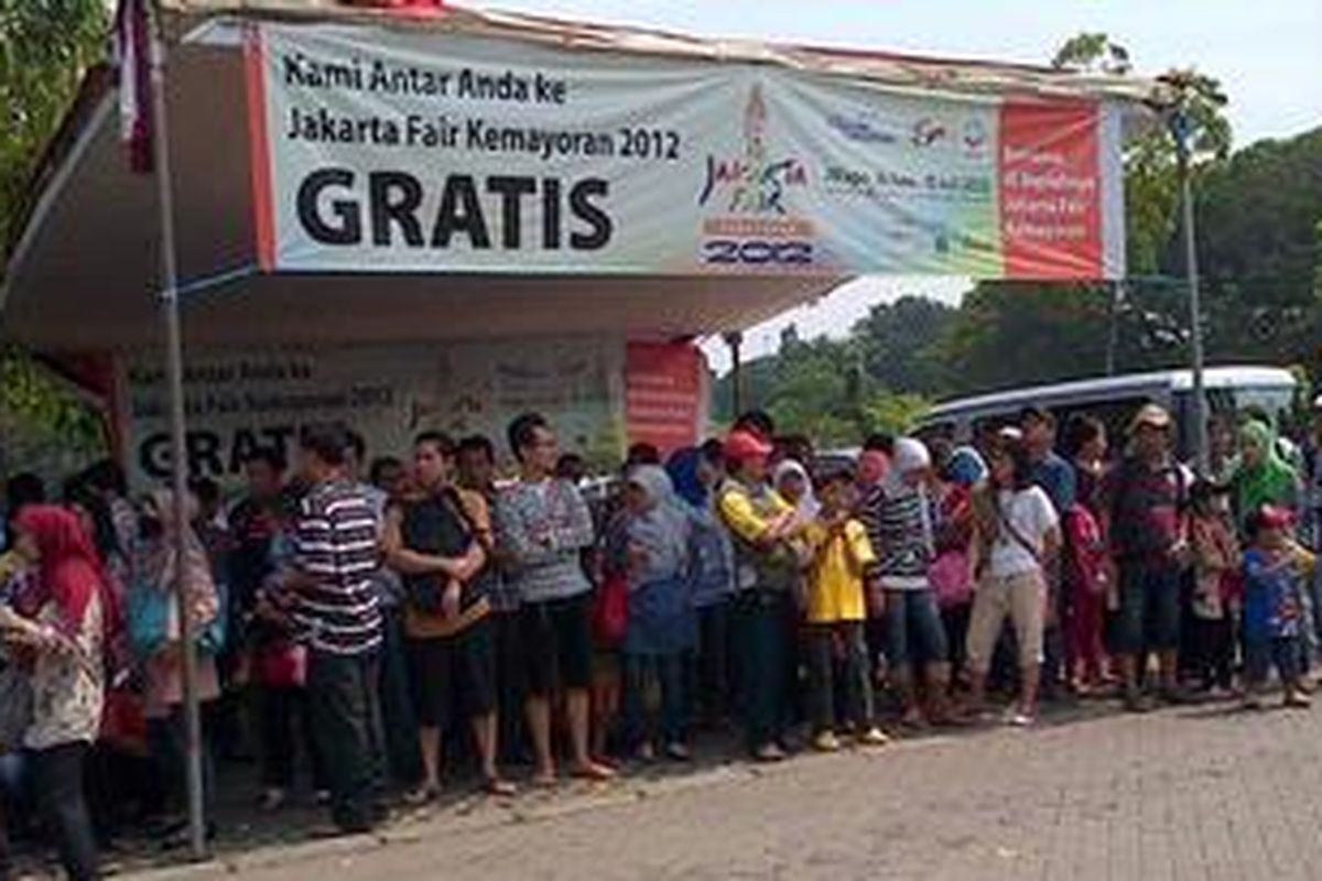 Pengunjung yang terbiasa memanfaatkan shuttle bus yang disediakan PT. JIEXpo sejak sebulan lalu itu sudah menunggu di halte bus bertuliskan 'Kami Antar Anda ke Jakarta Fair 2012 GRATIS'. Pada hari terakhir PRJ, pengunjung tampak lebih padat, apalagi hari ini program Transjakarta Gratis diberlakukan seharian, Minggu (15/7/2012)