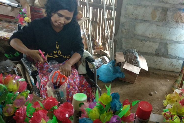 Hanna Yulianingsih (29) sedang membuat kerajinan di rumahnya di Dusun Gedoro, Desa Nglegi, Kecamatan Patuk, Gunungkidul, Kamis (30/8/2018) 