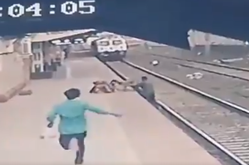 Video Detik-detik Petugas Kereta Api Menyelamatkan Anak yang Terjatuh di Rel dan Hampir Tersambar Kereta