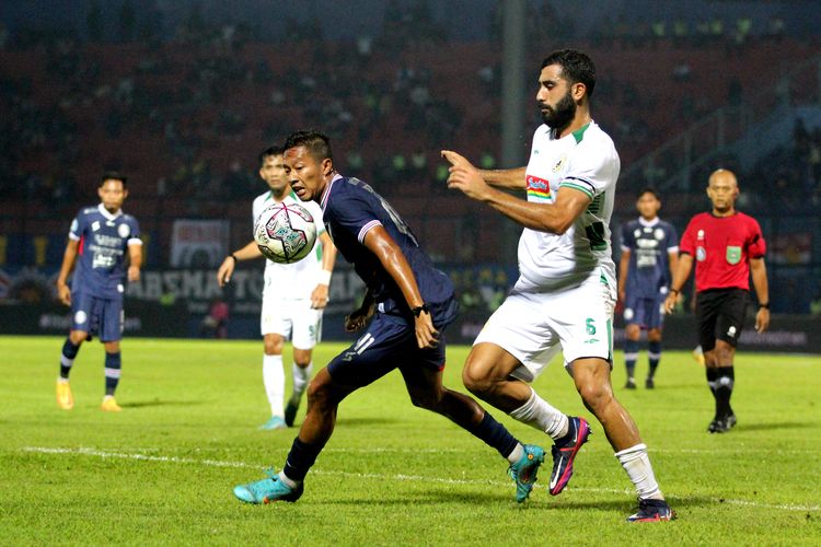 Pemain Arema FC Dendi Santoso dijaga ketat pemain PSS Sleman Jihad Ayoub saat pertandingan pekan 3 Liga 1 2022-2023 yang berakhir dengan skor 0-0 di Stadion Kanjuruhan Kepanjen, Kabupaten Malang, Jumat (5/8/2022) malam.