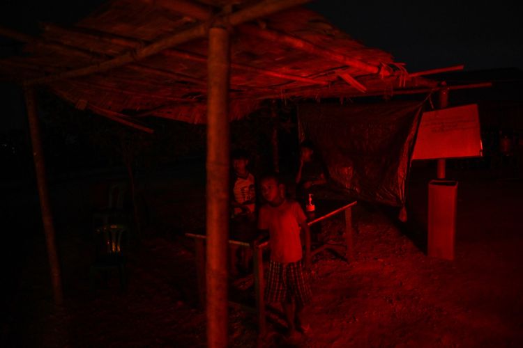 Foto tertanggal 11 Januari 2021 menunjukkan anak-anak etnis Chin bermain di sebelah rumahnya pada malam hari di desa Bethel, pinggiran Yangon. Ratusan orang etnis Chin diungsikan setelah kudeta Myanmar berujung bentrokan antara militer dengan Pasukan Arakan di utara.