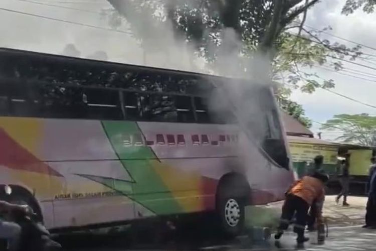 Bus penumpang di Balikpapan tiba-tiba terbakar saat perjalanan menuju Samarinda, Jumat (29/4/2022).