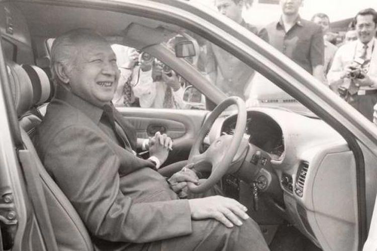 Presiden Soeharto sedang mencoba mobil hadiah dari PM Malaysia Mahathir Muhamad, di Jakarta, 19 Mei 1994.