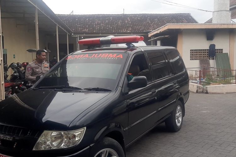 Ambulans membawa korban kecelakaan kereta api Probowangi dengan minibus di Lumajang pada Minggu (19/11/2023) ke Surabaya, Senin (20/11/2023). Ada dua pasien yang dirujuk ke Surabaya atas permintaan keluarga.