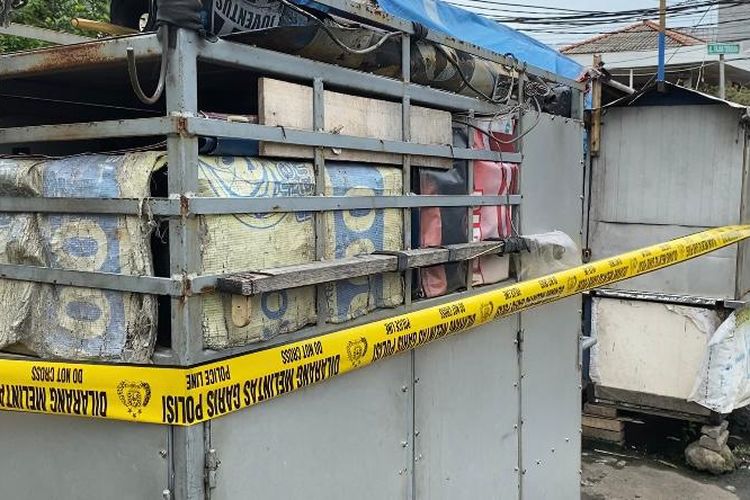 Garis polisi dipasang di lokasi pembakaran orang di jembatan Jalan Jelambar Aladin, Penjaringan, Jakarta Utara, pada Kamis (5/1/2023). (KOMPAS.COM/ZINTAN PRIHATINI)