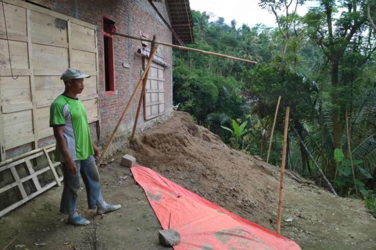Rumah warga, Tugiran, di Desa Ngargoretno, Kecamatan Salaman, Kabupaten Magelang nyaris tergerus tanah longsor.
