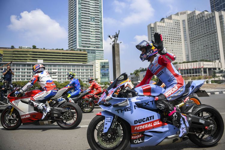 Pebalap MotoGP melakukan parade di kawasan Bundaran HI, Jakarta, Rabu (16/3/2022). Parade tersebut untuk memeriahkan pagelaran MotoGP seri kedua Pertamina Grand Prix of Indonesia di Pertamina Mandalika International Street Circuit pada 18 - 20 Maret 2022.