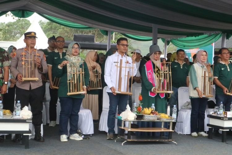 Dinas Kesehatan (Dinkes) Kabupaten Bandung menggelar acara puncak peringatan Hari Kesehatan Nasional (HKN) ke-59 di Lapangan Bola Kecamatan Rancabali, Kabupaten Bandung, Jawa Barat, Rabu (22/11/2023).