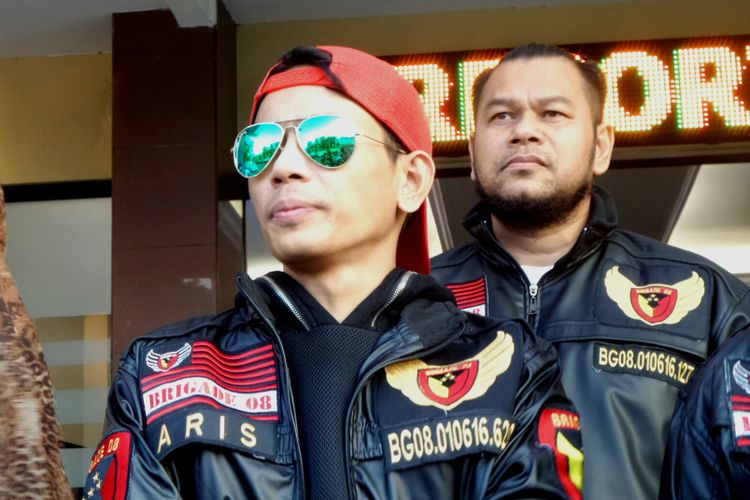 Vokalis Aris Idol saat diabadikan di Polres Metro Jakarta Selatan, Rabu (26/7/2017).