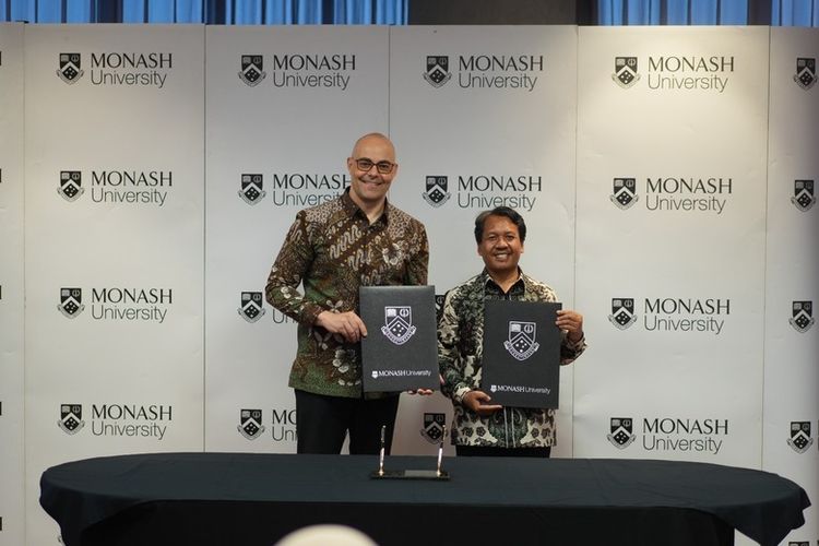 Profesor Matthew Nicholson dan Dr. Ruchman Basori berpose setelah penandatanganan kemitraan Program Beasiswa Indonesia Bangkit. 