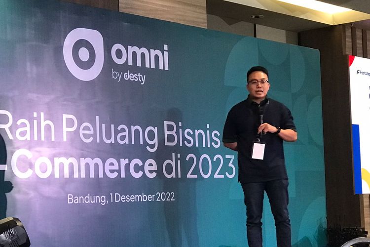 CEO of Footstep Footwear, brand lokal sepatu asal Bandung, M Randy Oktaviano, tengah membeberkan strategi bisnisnya hingga sukses di masa pandemi. 