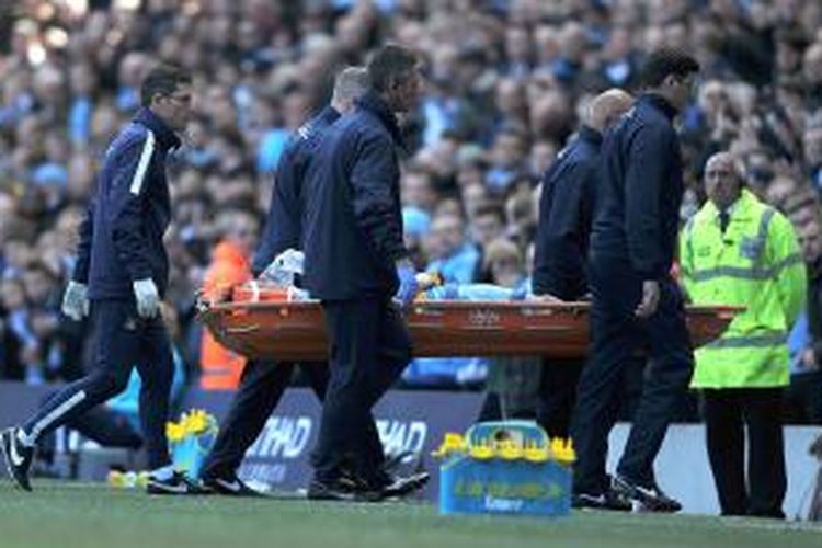 Gelandang Manchester City David Silva ditandu keluar lapangan, setelah mengalami cedera akibat terkena sikut pemain West Ham United Cheikhou Kouyate, pada pertengahan babak kedua laga Premier League, di Etihad Stadium, Minggu (19/4/2015).