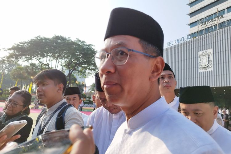 Pj Gubernur DKI Heru Budi seusai shalat id bersama di Balai Kota, Sabtu (22/4/2023). (KOMPAS.com/XENA OLIVIA)