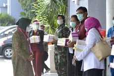 Risma Bagikan Ribuan Alat Rapid Test untuk 55 Rumah Sakit di Surabaya