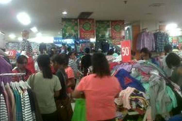 Suasana di pusat perbelanjaan Ambon Plaza dua hari menjelang Natal. tampak warga berdesak-desakan untuk mendapatkan kebutuhan natal, Senin (23/12/2013)